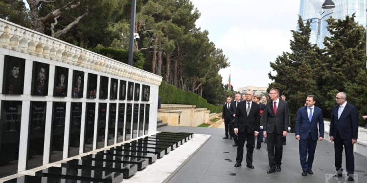 Latviya Prezidenti Edqars Rinkeviçs Şəhidlər xiyabanını ziyarət edib