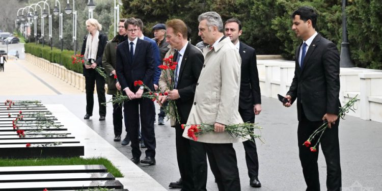 Almaniya Bundestaqının nümayəndə heyəti Şəhidlər xiyabanını ziyarət edib