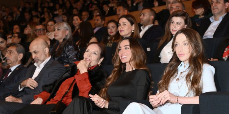 Leyla Əliyeva və Arzu Əliyeva Beynəlxalq Xalça Festivalını ziyarət ediblər