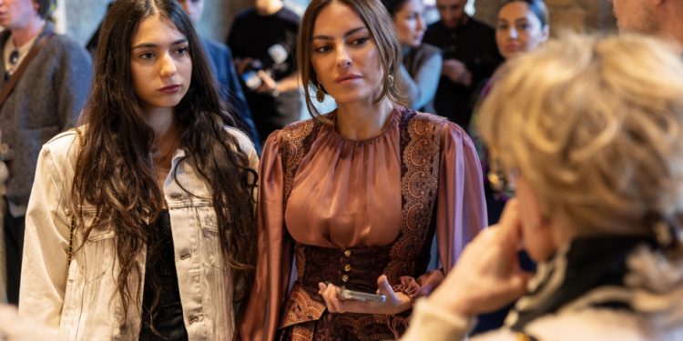 Beynəlxalq Xalça Festivalı çərçivəsində İçərişəhərdə Aida Mahmudovanın sərgisi açılıb