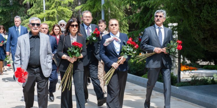 Xalq yazıçısı Elçinin məzarı ziyarət olunub