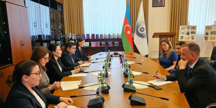Ombudsman Slovakiya Milli Şurasının üzvlərini qəbul edib