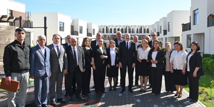 İlham Əliyev Zəngilan şəhərindəki ilk yaşayış kompleksinə köçən ailələrlə görüşüb