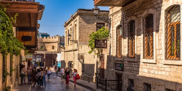 Turist axını 11 %-ə yaxın azalıb