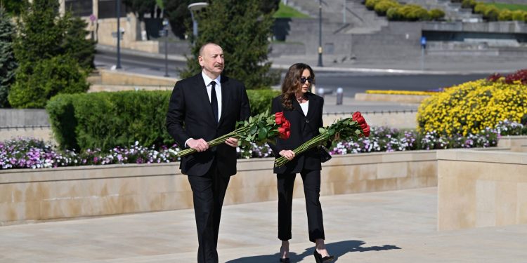 İlham Əliyev və birinci xanım Mehriban Əliyeva Faşizm üzərində Qələbə uğrunda mübarizədə həlak olan Azərbaycan övladlarının xatirəsini ehtiramla yad ediblər
