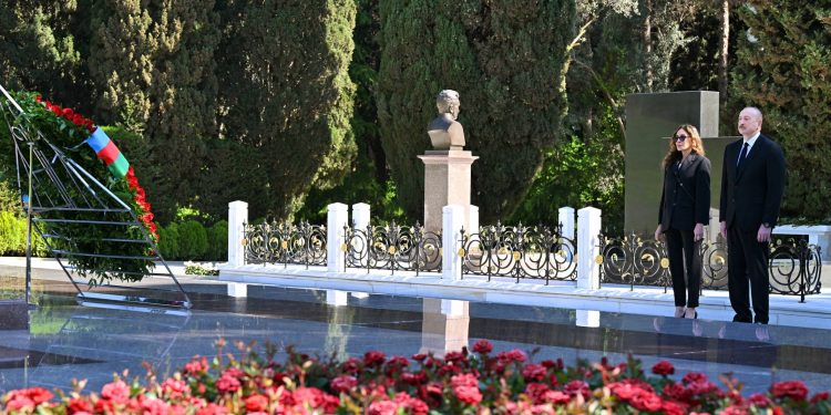 İlham Əliyev və birinci xanım Mehriban Əliyeva Fəxri xiyabanda Ulu Öndər Heydər Əliyevin məzarını ziyarət ediblər