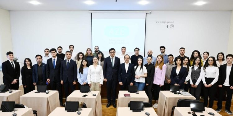 Fərid Qayıbov nazirliyin dəstəyi ilə beynəlxalq tədbirlərdə iştirak etmiş gənclərlə görüşüb