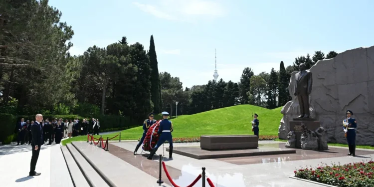 Slovakiya nümayəndə heyəti Ulu Öndər Heydər Əliyevin məzarını ziyarət edib