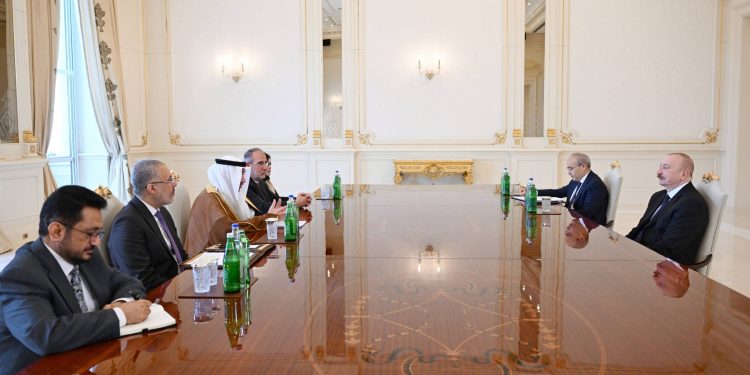 İlham Əliyev İslam İnkişaf Bankı Qrupunun sədrinin başçılıq etdiyi nümayəndə heyətini qəbul edib