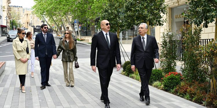 İlham Əliyev Bakının İslam Səfərli küçəsinin yenidənqurmadan sonra açılışında iştirak edib