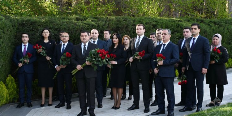 Naxçıvanın Bakıdakı daimi nümayəndəliyinin kollektivi Ulu Öndər Heydər Əliyevin məzarını ziyarət edib